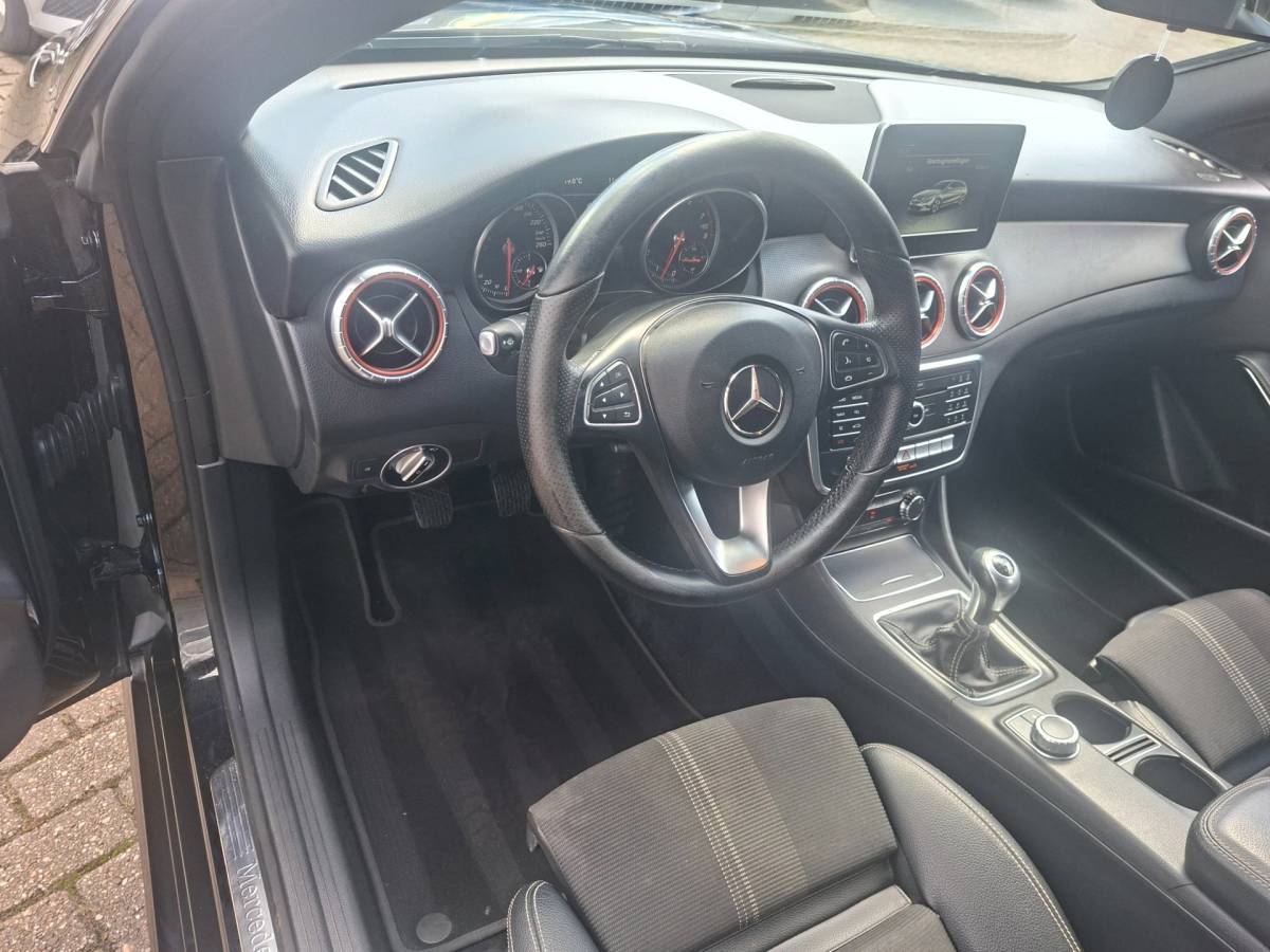 Mercedes-Benz CLA Mercedes-Benz CLA-klasse Shooting Brake 180 6-Hand Trekhaak Xenon Navi 18 Inch