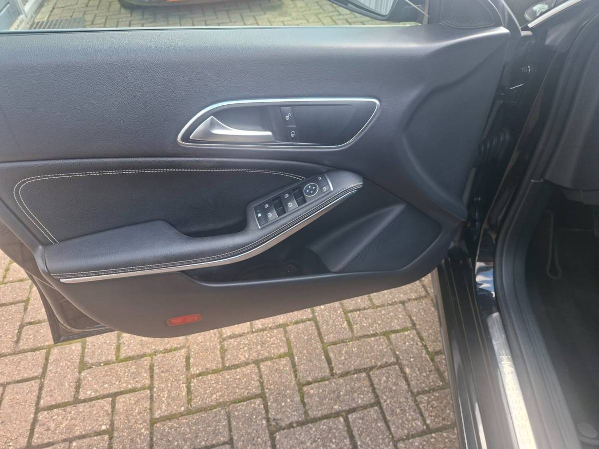 Mercedes-Benz CLA Mercedes-Benz CLA-klasse Shooting Brake 180 6-Hand Trekhaak Xenon Navi 18 Inch