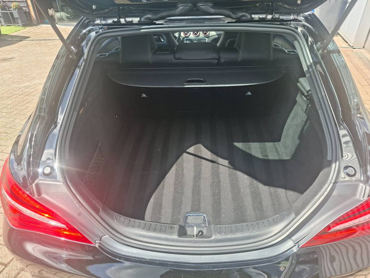 Mercedes-Benz CLA Mercedes-Benz CLA-klasse Shooting Brake 180 6-Hand Trekhaak Xenon Navi 18 Inch