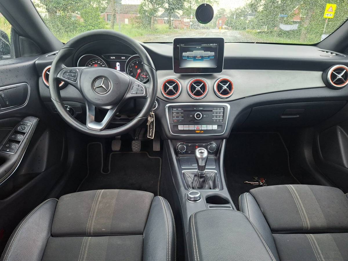 Mercedes-Benz CLA Mercedes-Benz CLA-klasse Shooting Brake 180 6-Hand Trekhaak Xenon Navi 18 Inch