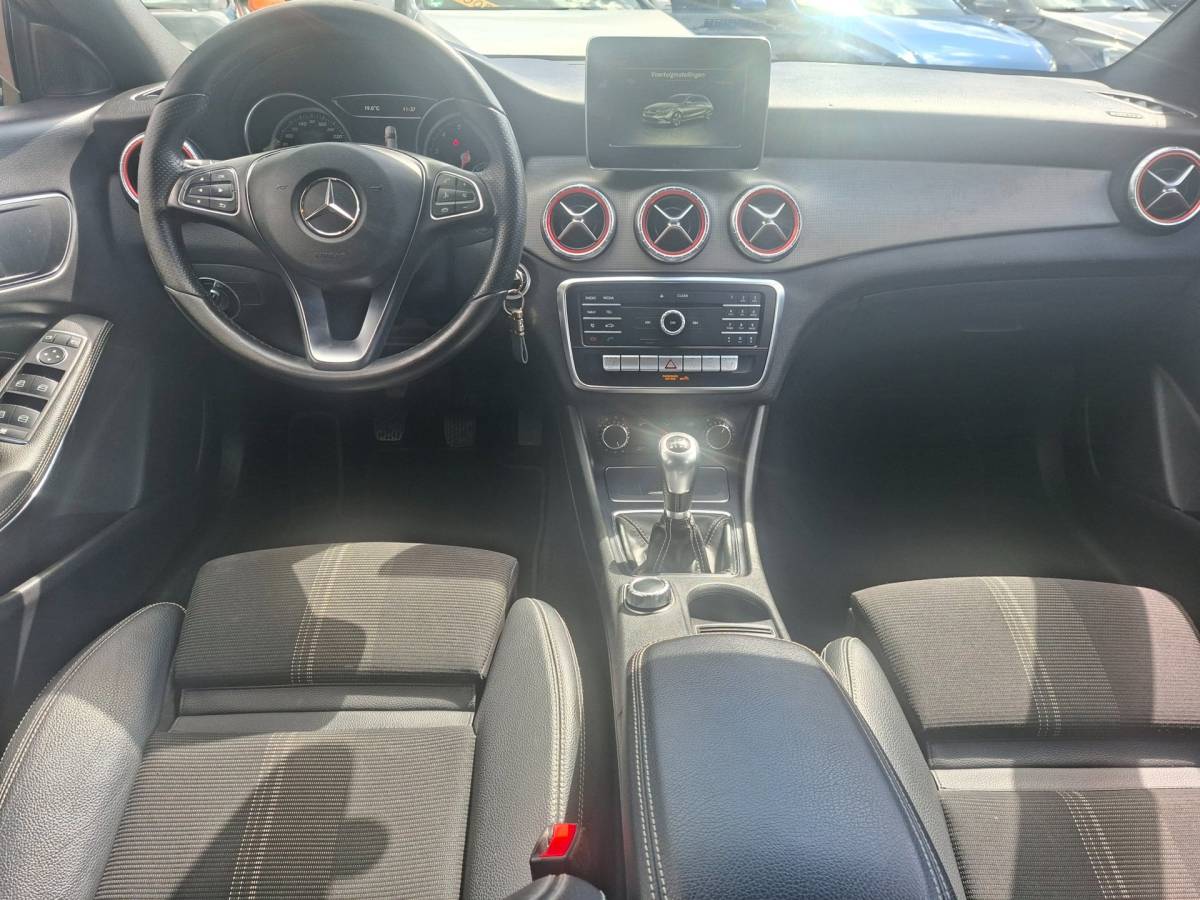 Mercedes-Benz CLA Mercedes-Benz CLA-klasse Shooting Brake 180 6-Hand Trekhaak Xenon Navi 18 Inch