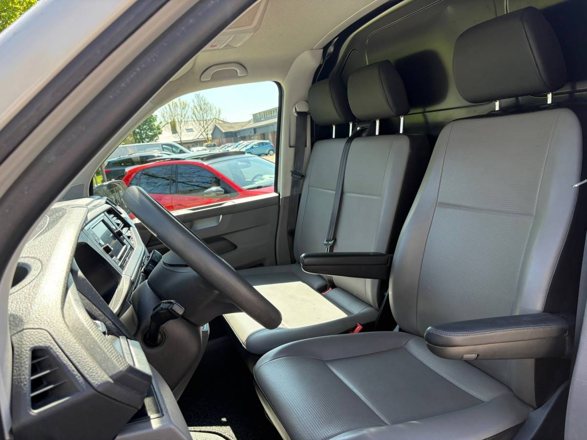 Volkswagen Transporter Volkswagen TRANSPORTER 2.0 TDI L2H1 150PK!|DSG Automaat|cruise control|airco|achteruitrijcamera|apple carplay|drie zitplaatsen