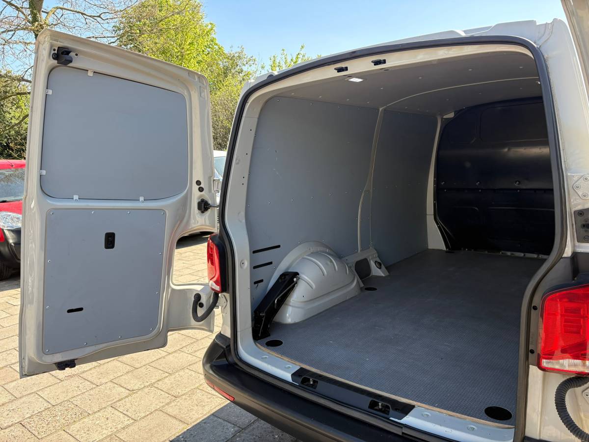 Volkswagen Transporter Volkswagen TRANSPORTER 2.0 TDI L2H1 150PK!|DSG Automaat|cruise control|airco|achteruitrijcamera|apple carplay|drie zitplaatsen
