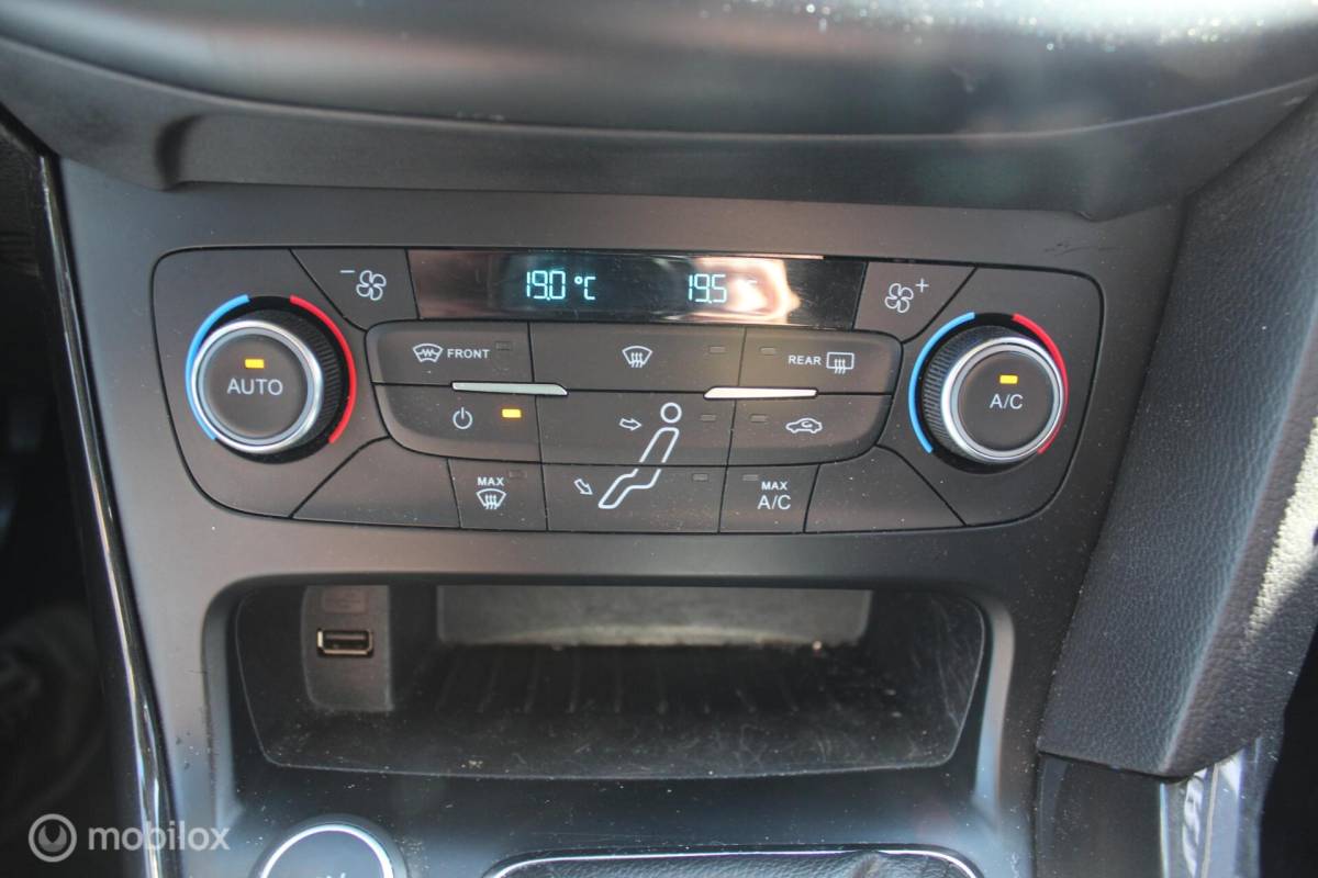 Ford Focus Ford Focus Wagon 1.5 TDCI Titanium Clima/Cruise/Navi/Trekhaak