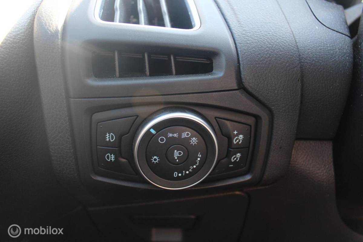 Ford Focus Ford Focus Wagon 1.5 TDCI Titanium Clima/Cruise/Navi/Trekhaak