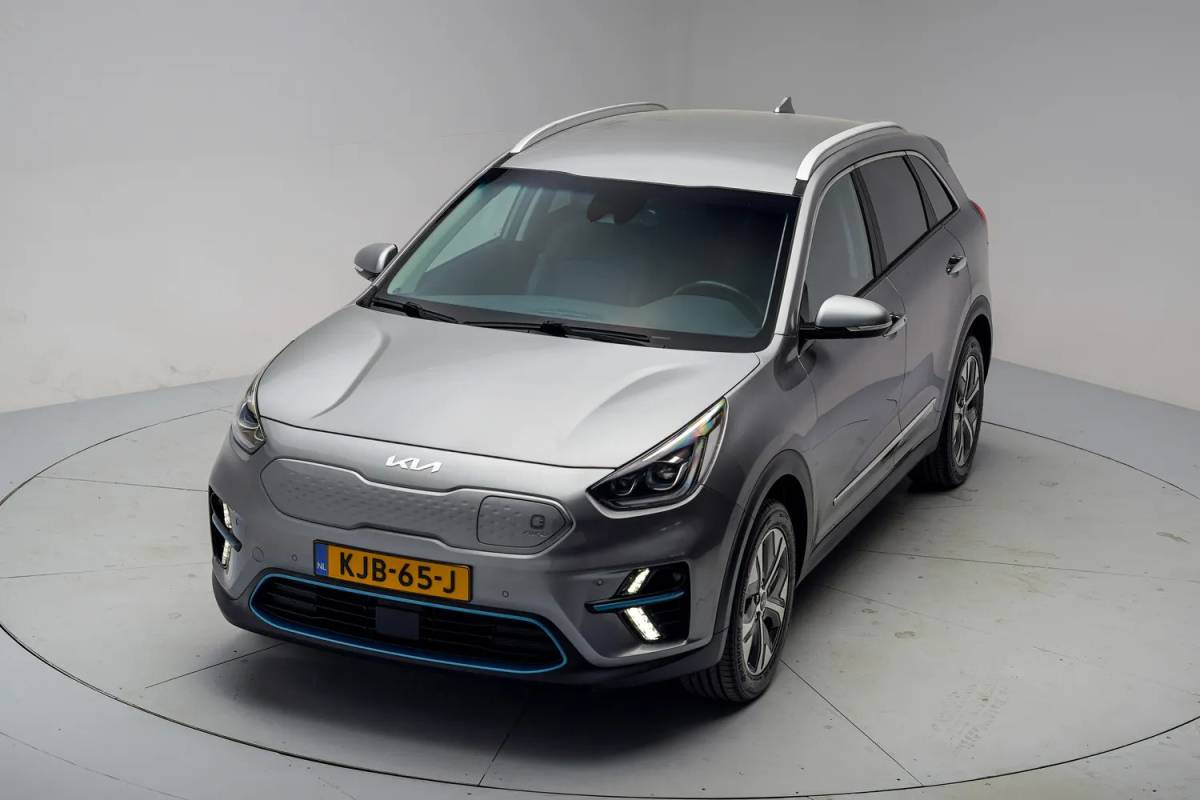 Kia e-Niro Kia e-Niro ExecutiveLine 64 kWh 3-fase [ Leder JBL Adapt.cruise LED ]