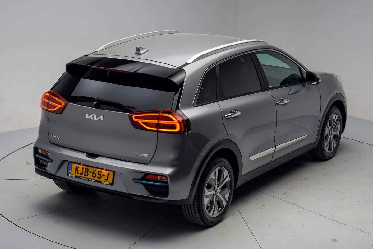 Kia e-Niro Kia e-Niro ExecutiveLine 64 kWh 3-fase [ Leder JBL Adapt.cruise LED ]