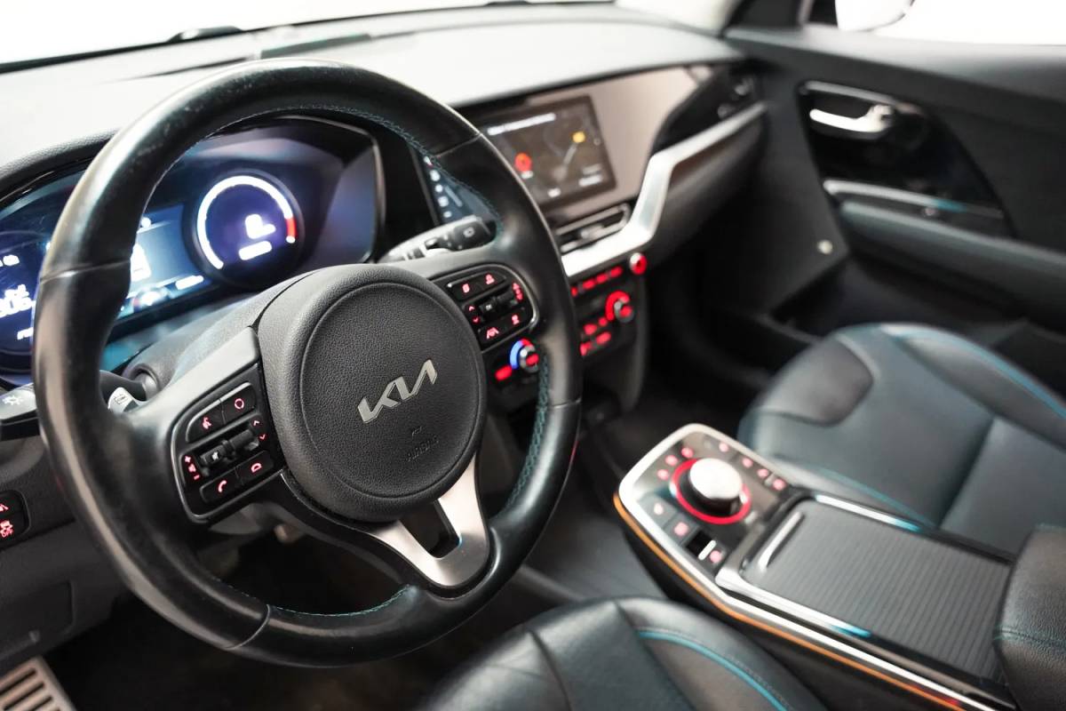 Kia e-Niro Kia e-Niro ExecutiveLine 64 kWh 3-fase [ Leder JBL Adapt.cruise LED ]