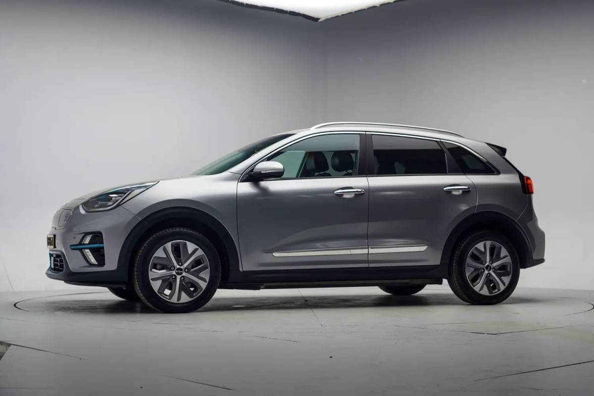 Kia e-Niro Kia e-Niro ExecutiveLine 64 kWh 3-fase [ Leder JBL Adapt.cruise LED ]