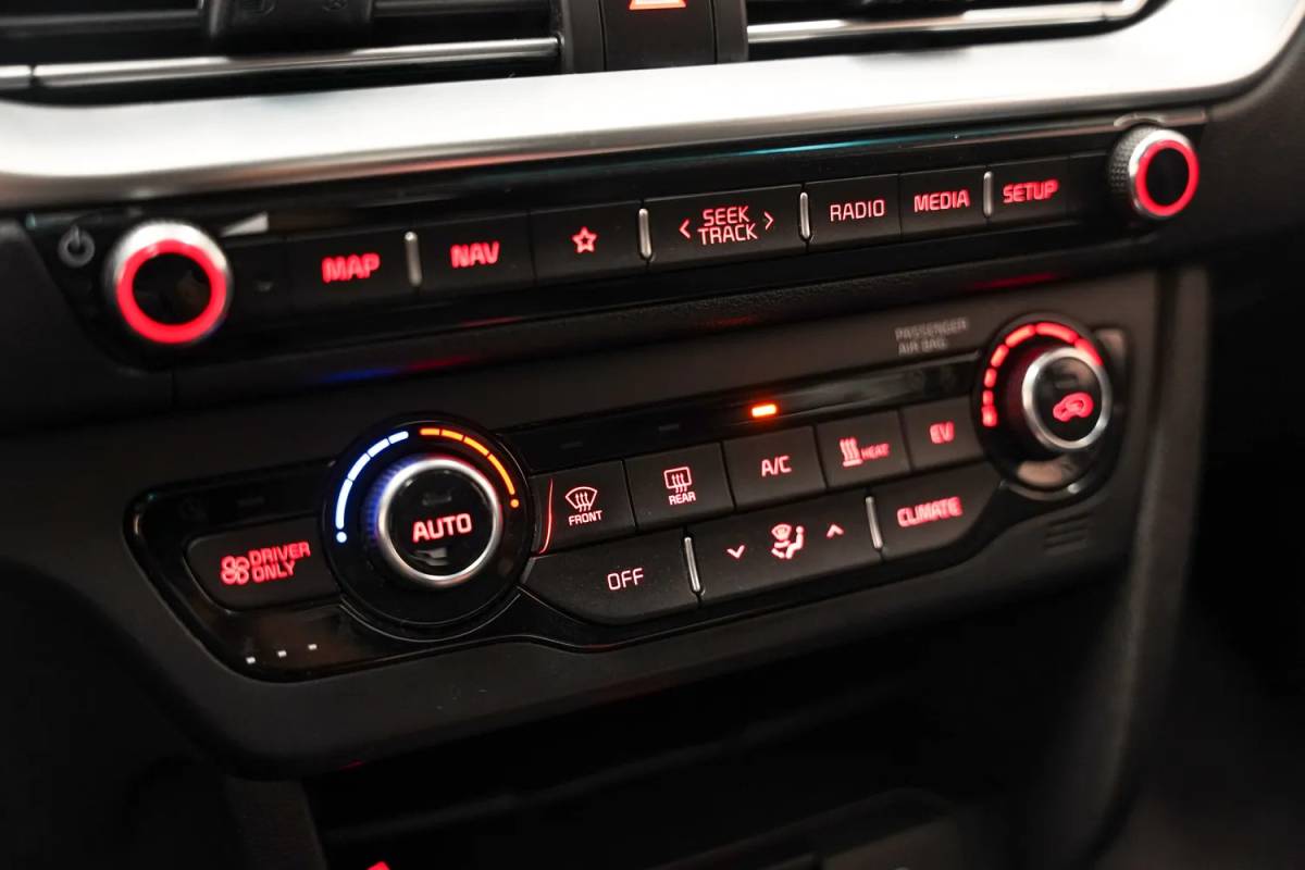 Kia e-Niro Kia e-Niro ExecutiveLine 64 kWh 3-fase [ Leder JBL Adapt.cruise LED ]
