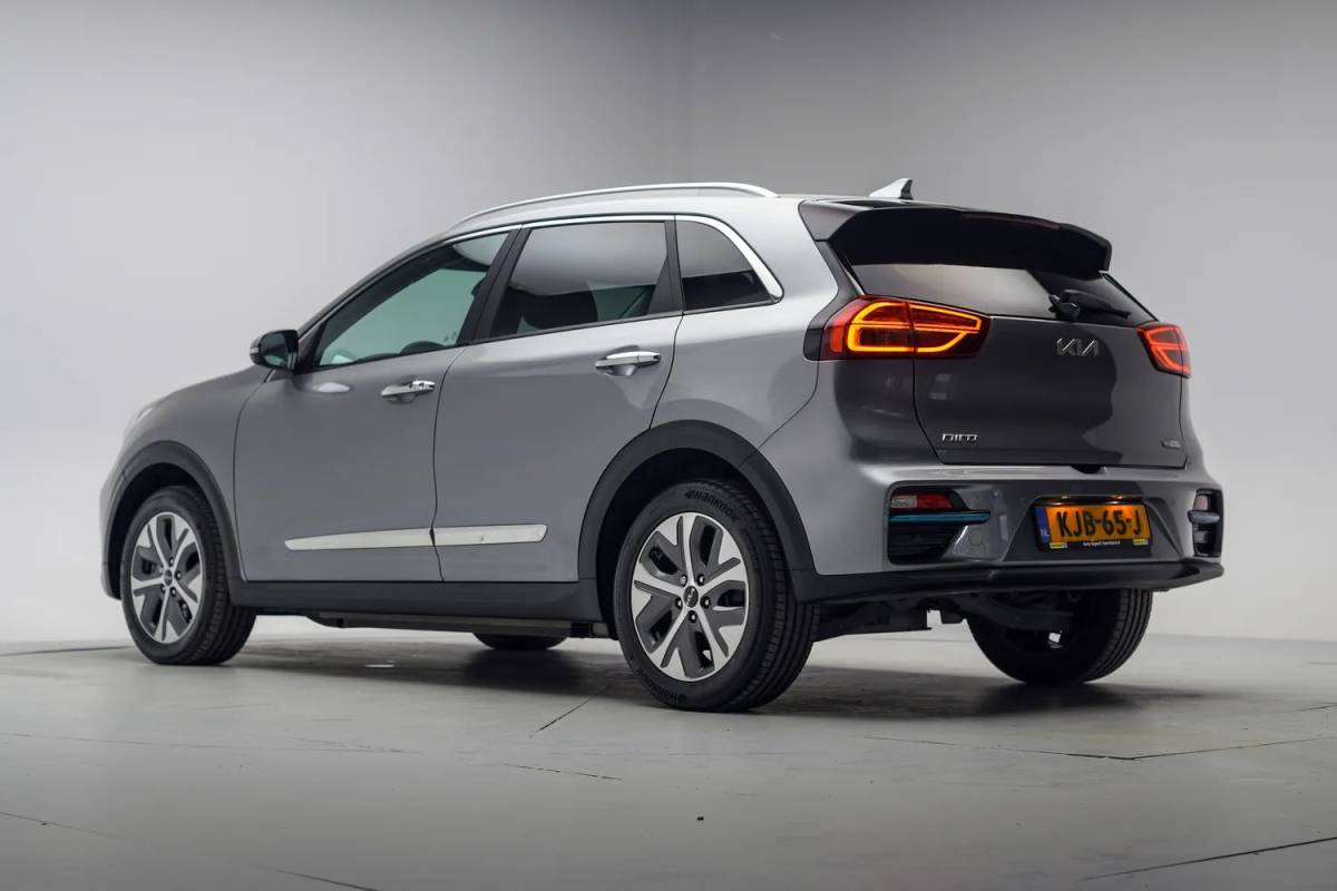 Kia e-Niro Kia e-Niro ExecutiveLine 64 kWh 3-fase [ Leder JBL Adapt.cruise LED ]
