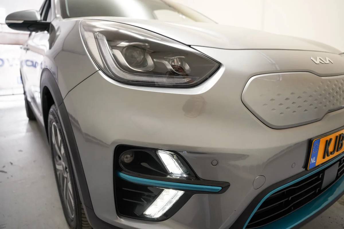 Kia e-Niro Kia e-Niro ExecutiveLine 64 kWh 3-fase [ Leder JBL Adapt.cruise LED ]