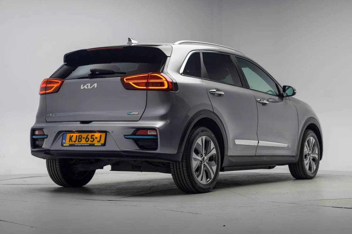 Kia e-Niro Kia e-Niro ExecutiveLine 64 kWh 3-fase [ Leder JBL Adapt.cruise LED ]