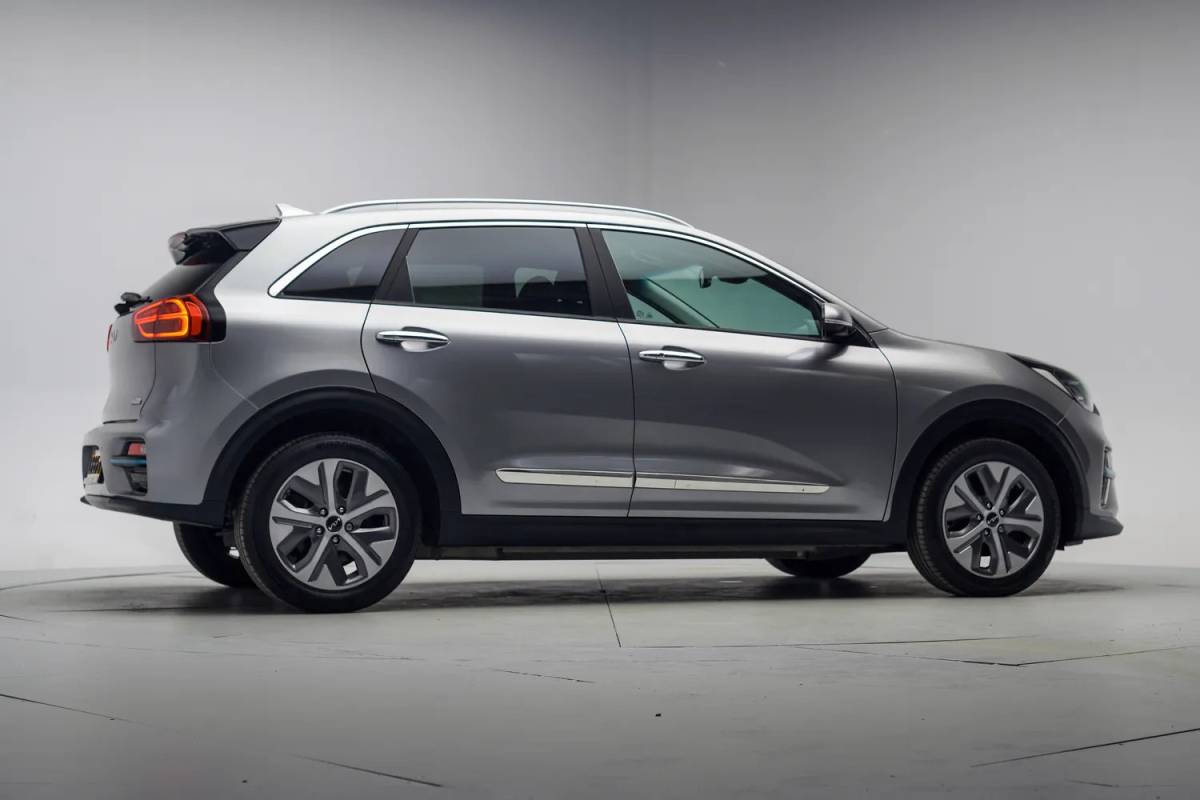 Kia e-Niro Kia e-Niro ExecutiveLine 64 kWh 3-fase [ Leder JBL Adapt.cruise LED ]