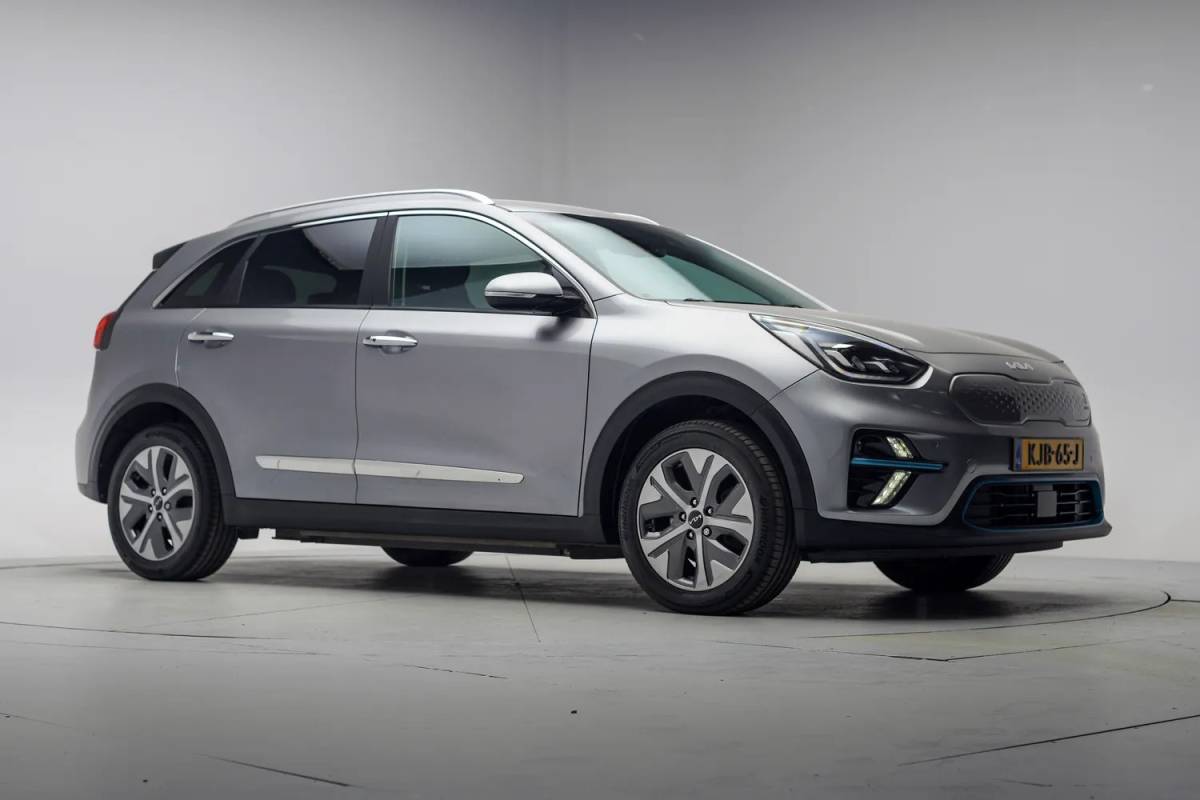 Kia e-Niro Kia e-Niro ExecutiveLine 64 kWh 3-fase [ Leder JBL Adapt.cruise LED ]