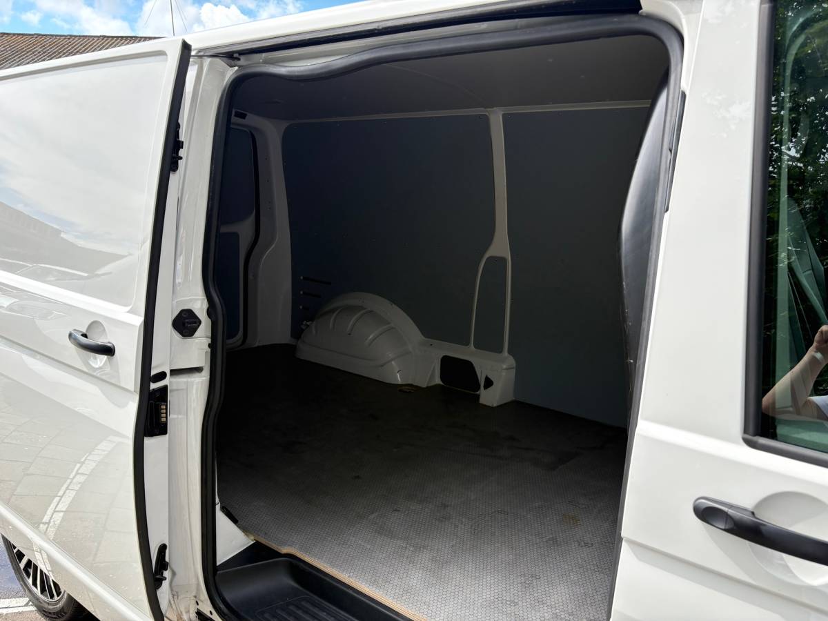 Volkswagen Transporter Volkswagen TRANSPORTER 2.0 TDI L2H1 150PK!|DSG Automaat|lichtmetalen velgen|airco|achteruitrijcamera|apple carplay|drie zitplaatse