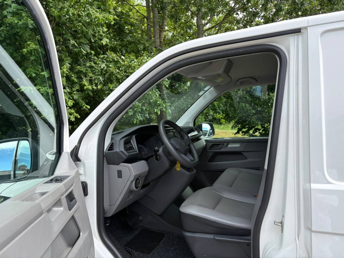 Volkswagen Transporter Volkswagen TRANSPORTER 2.0 TDI L2H1 150PK!|DSG Automaat|lichtmetalen velgen|airco|achteruitrijcamera|apple carplay|drie zitplaatse
