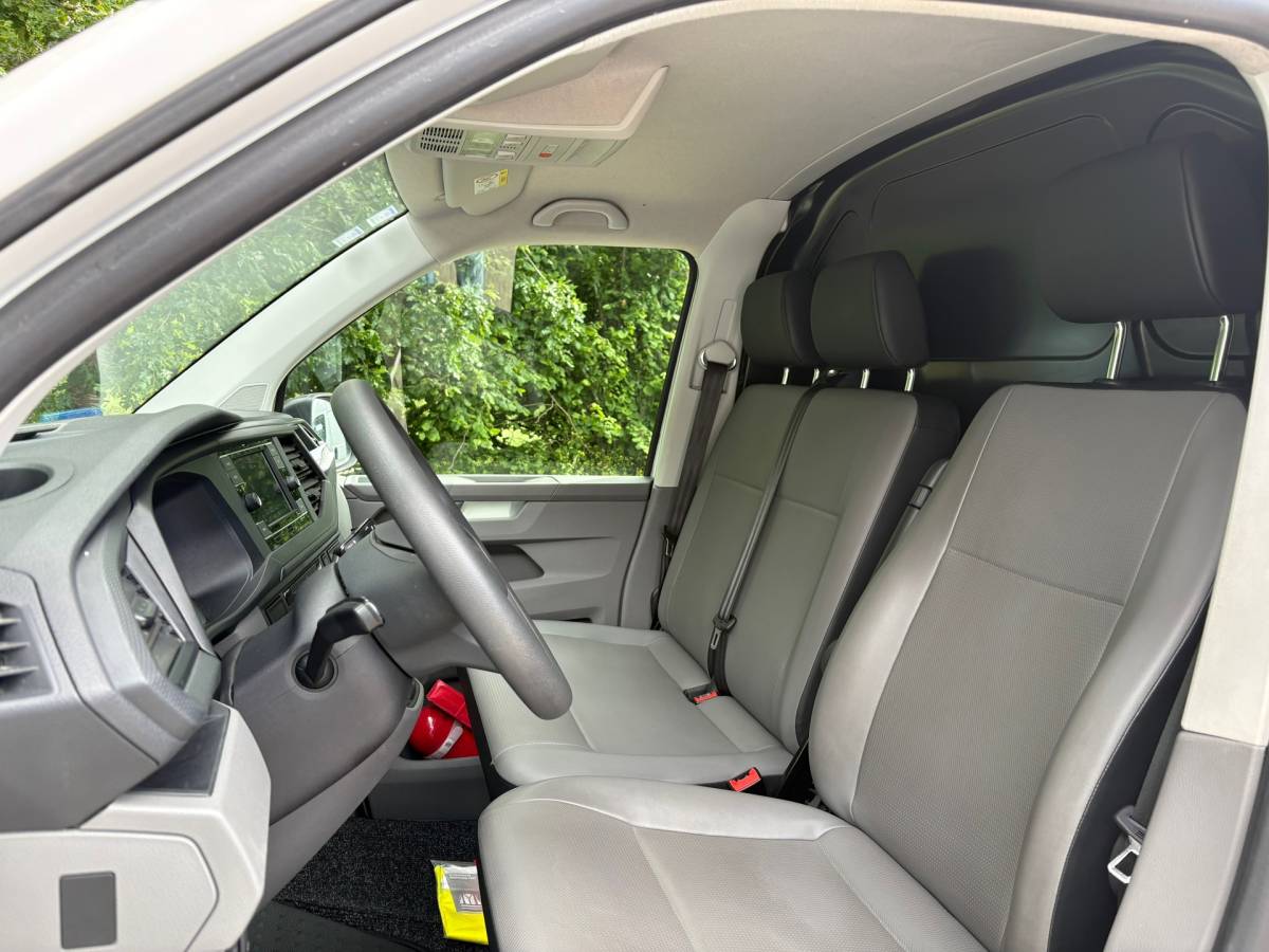 Volkswagen Transporter Volkswagen TRANSPORTER 2.0 TDI L2H1 150PK!|DSG Automaat|lichtmetalen velgen|airco|achteruitrijcamera|apple carplay|drie zitplaatse
