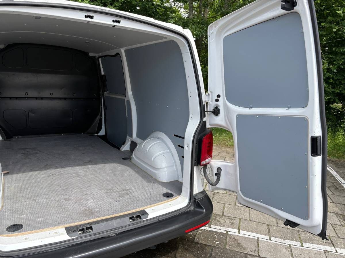 Volkswagen Transporter Volkswagen TRANSPORTER 2.0 TDI L2H1 150PK!|DSG Automaat|lichtmetalen velgen|airco|achteruitrijcamera|apple carplay|drie zitplaatse