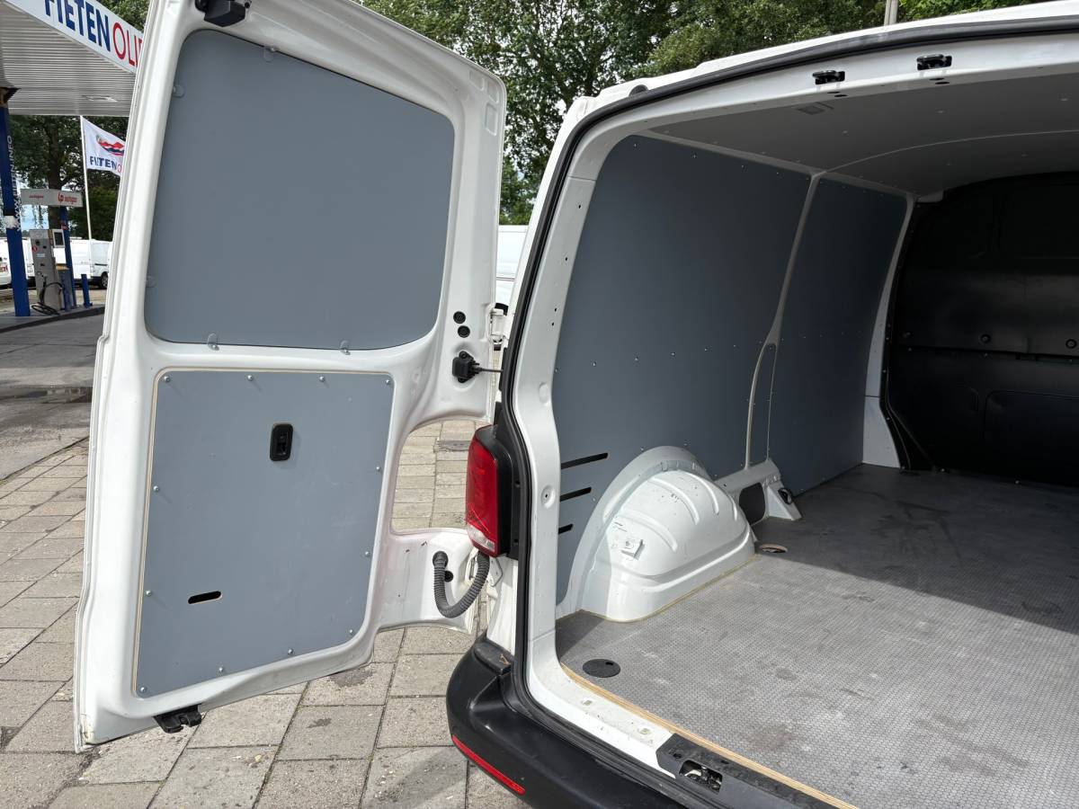 Volkswagen Transporter Volkswagen TRANSPORTER 2.0 TDI L2H1 150PK!|DSG Automaat|lichtmetalen velgen|airco|achteruitrijcamera|apple carplay|drie zitplaatse