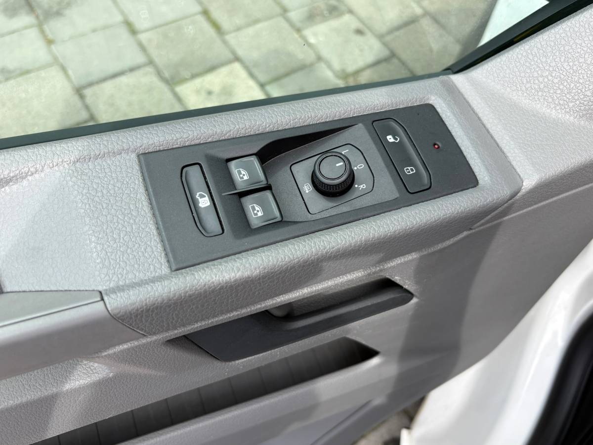 Volkswagen Transporter Volkswagen TRANSPORTER 2.0 TDI L2H1 150PK!|DSG Automaat|lichtmetalen velgen|airco|achteruitrijcamera|apple carplay|drie zitplaatse