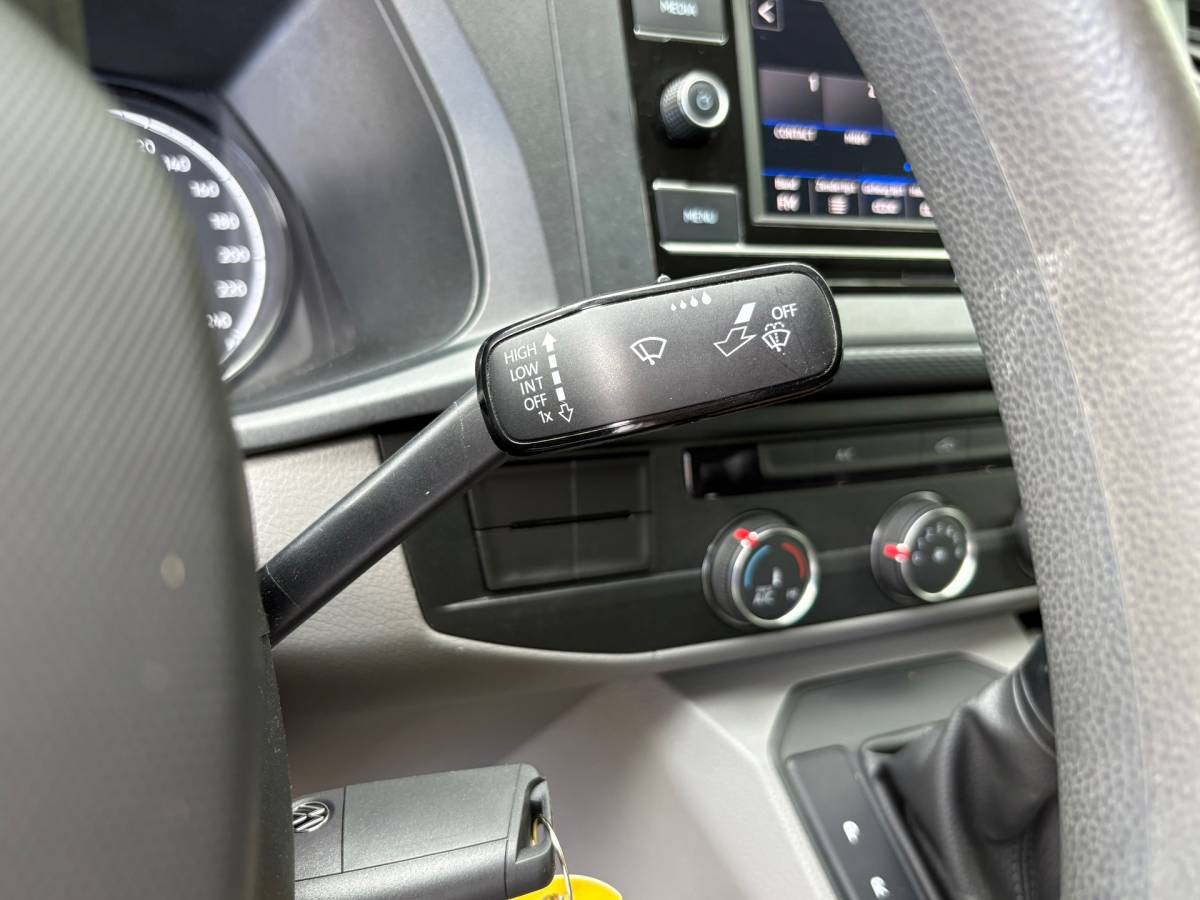 Volkswagen Transporter Volkswagen TRANSPORTER 2.0 TDI L2H1 150PK!|DSG Automaat|lichtmetalen velgen|airco|achteruitrijcamera|apple carplay|drie zitplaatse