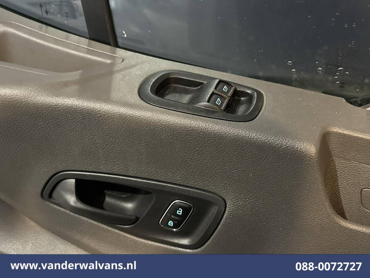 Ford Transit Ford Transit 2.0 TDCI 130pk L3H3 Euro6 Airco | Camera | Apple Carplay | Cruisecontrol Android Auto, Verwarmde Voorruit, Parkeersensoren, Bijrijdersbank