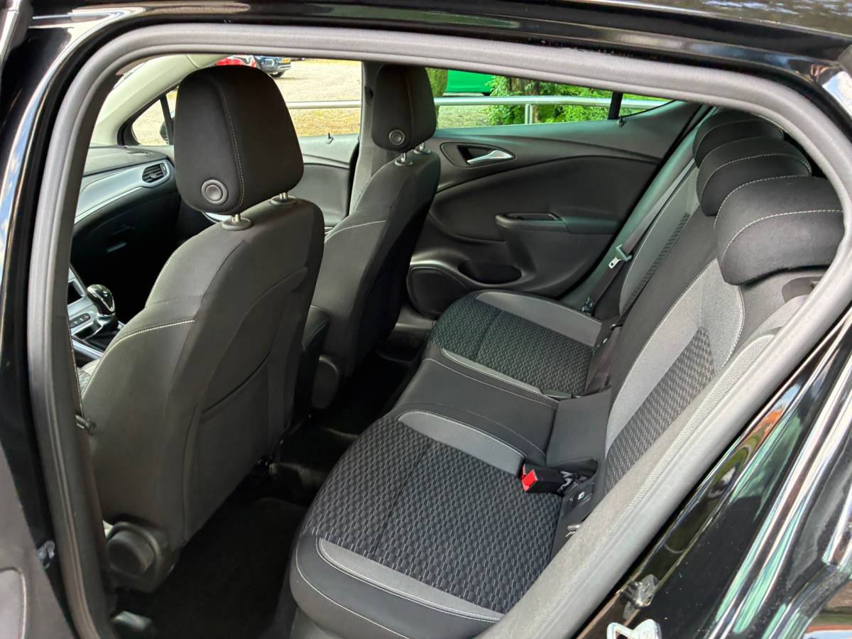 Opel Astra Opel Astra 1.2 Edition | 1e eigenaar + Navi + Camera + Airco nu € 10.975,-!!!