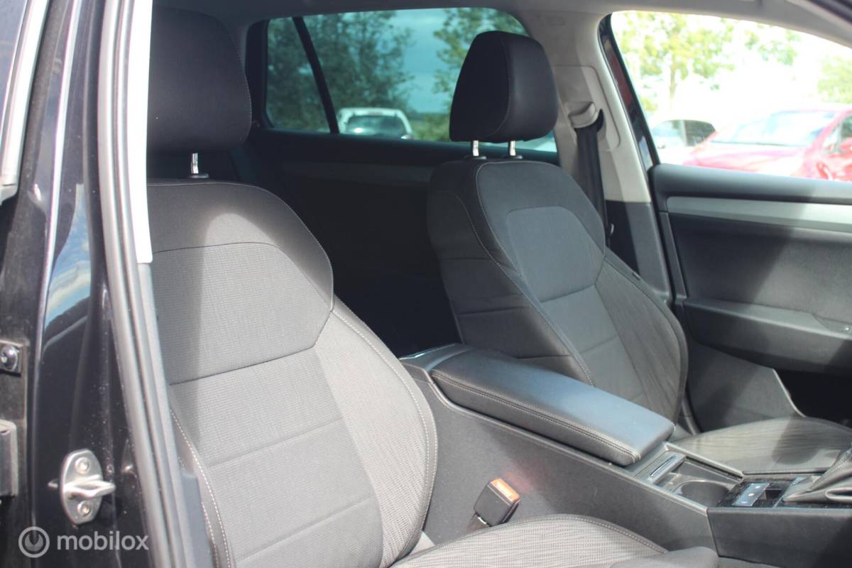Škoda Superb Skoda Superb Combi 1.6 TDI Winterpakket/18Inch/Memory/Trekhaak