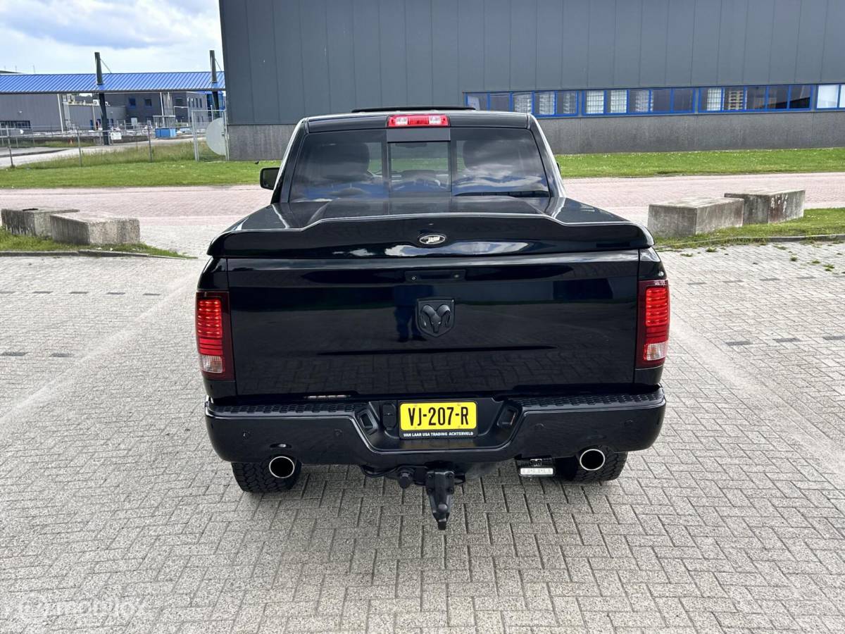 Dodge Ram 1500 Dodge Ram 1500 5.7 V8 Crew Cab 6’4 sport black out MARGE