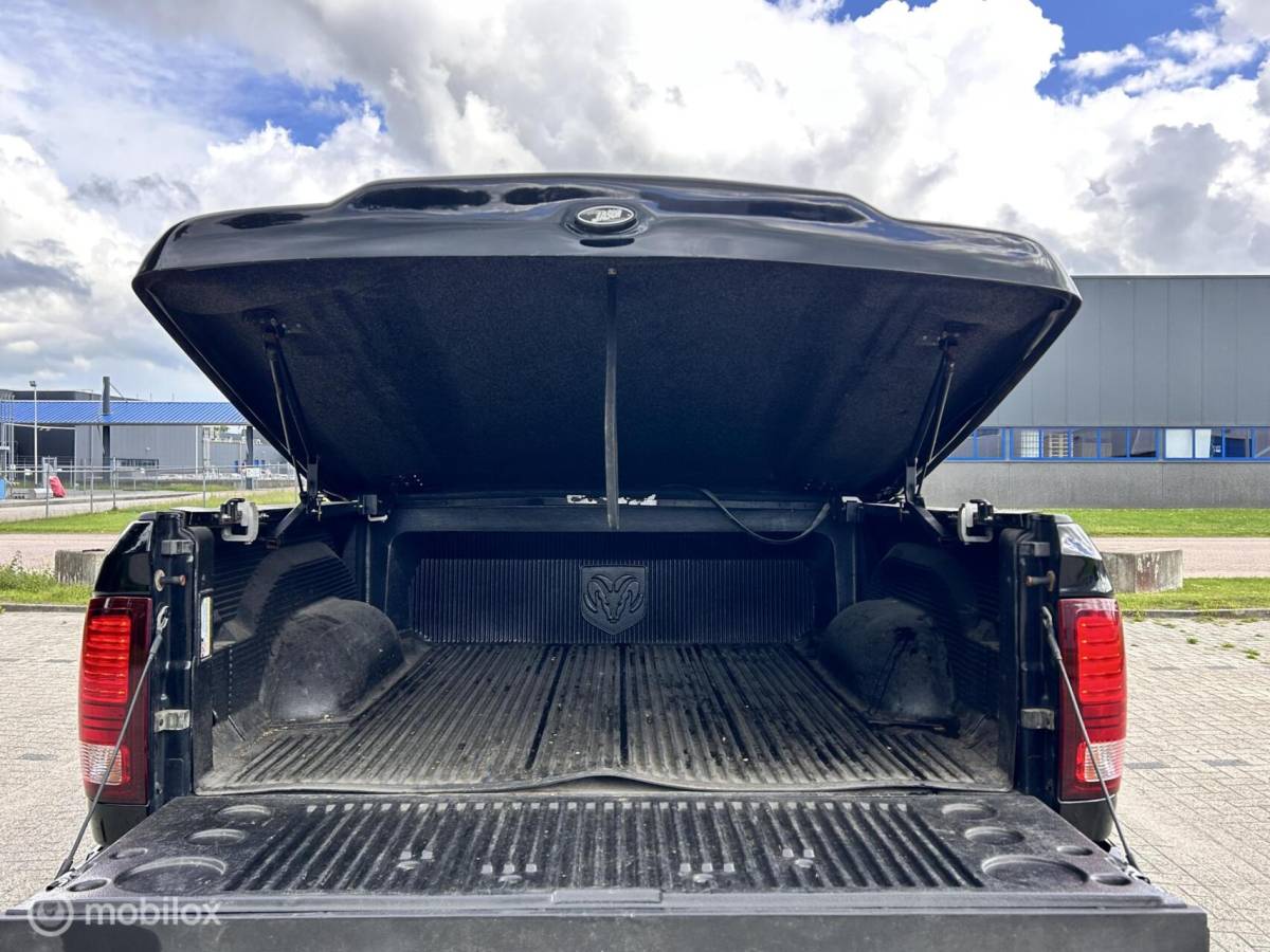 Dodge Ram 1500 Dodge Ram 1500 5.7 V8 Crew Cab 6’4 sport black out MARGE