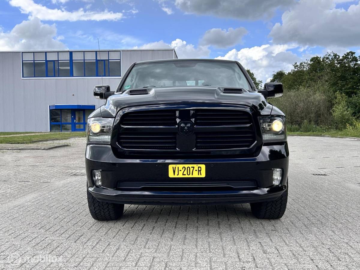 Dodge Ram 1500 Dodge Ram 1500 5.7 V8 Crew Cab 6’4 sport black out MARGE