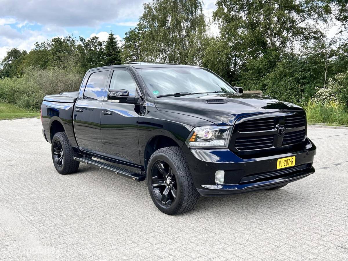 Dodge Ram 1500 Dodge Ram 1500 5.7 V8 Crew Cab 6’4 sport black out MARGE
