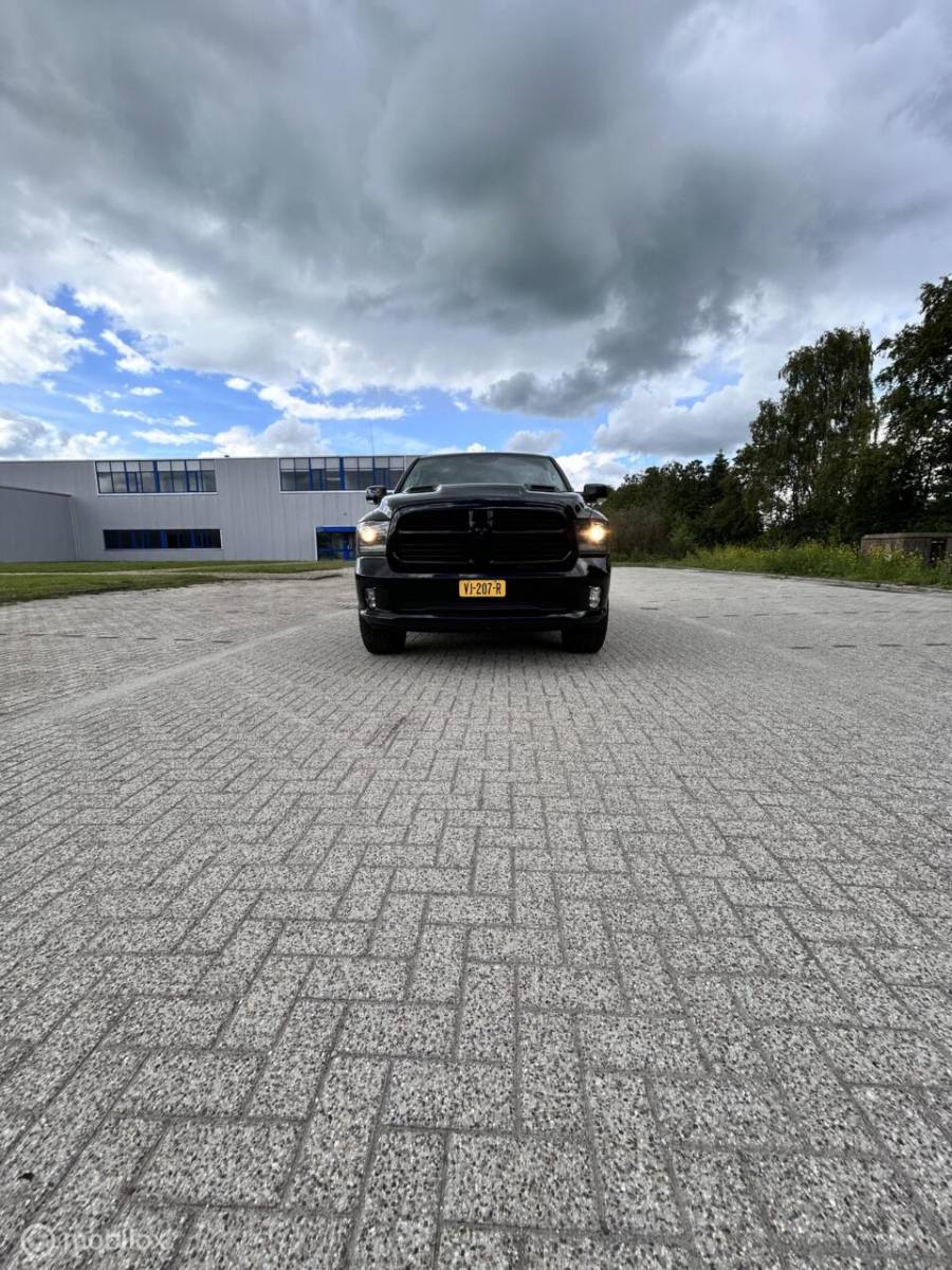 Dodge Ram 1500 Dodge Ram 1500 5.7 V8 Crew Cab 6’4 sport black out MARGE