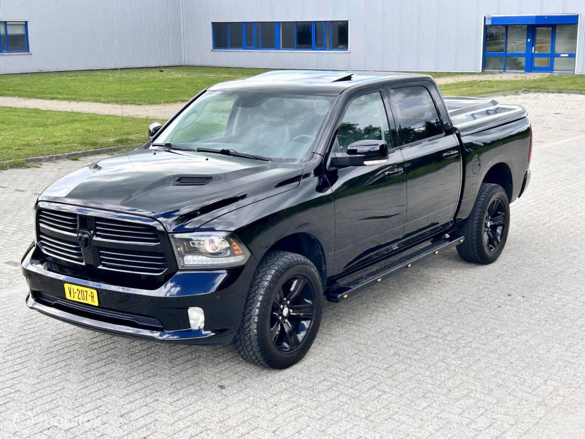 Dodge Ram 1500 Dodge Ram 1500 5.7 V8 Crew Cab 6’4 sport black out MARGE