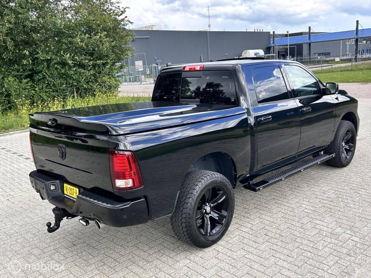 Dodge Ram 1500 Dodge Ram 1500 5.7 V8 Crew Cab 6’4 sport black out MARGE
