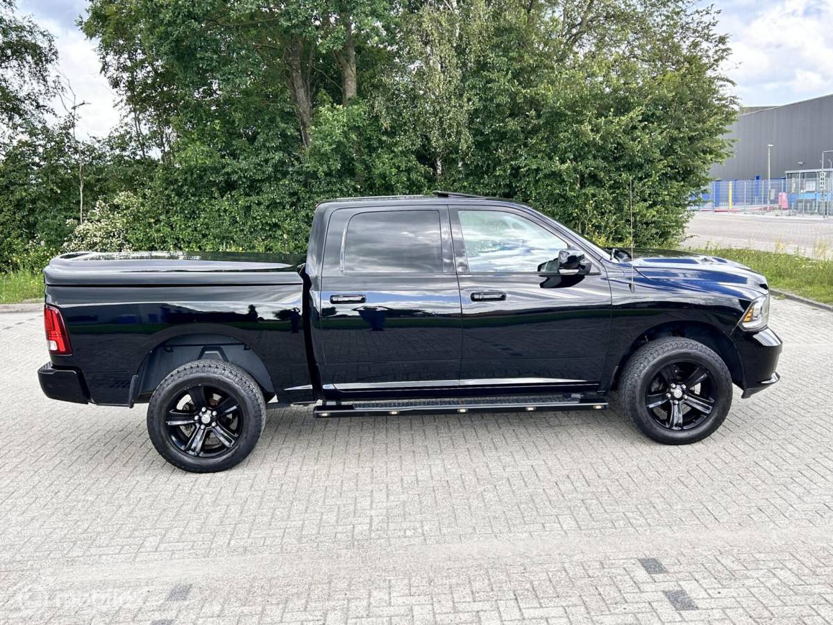 Dodge Ram 1500 Dodge Ram 1500 5.7 V8 Crew Cab 6’4 sport black out MARGE