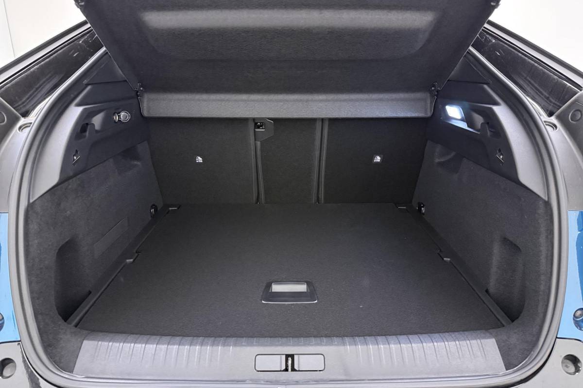 Peugeot e-3008 Peugeot e-3008 GT Avantage 210 73 kWh | Stoelverwarming voor/achter | 360 graden camera | Lederen/Alcantara bekleding | Apple/Android Carplay | Vehicle to load | Dodehoekdetectie | Autonomous emergency braking | Climate control | Memory seats | Stuurbediening | Navigatie