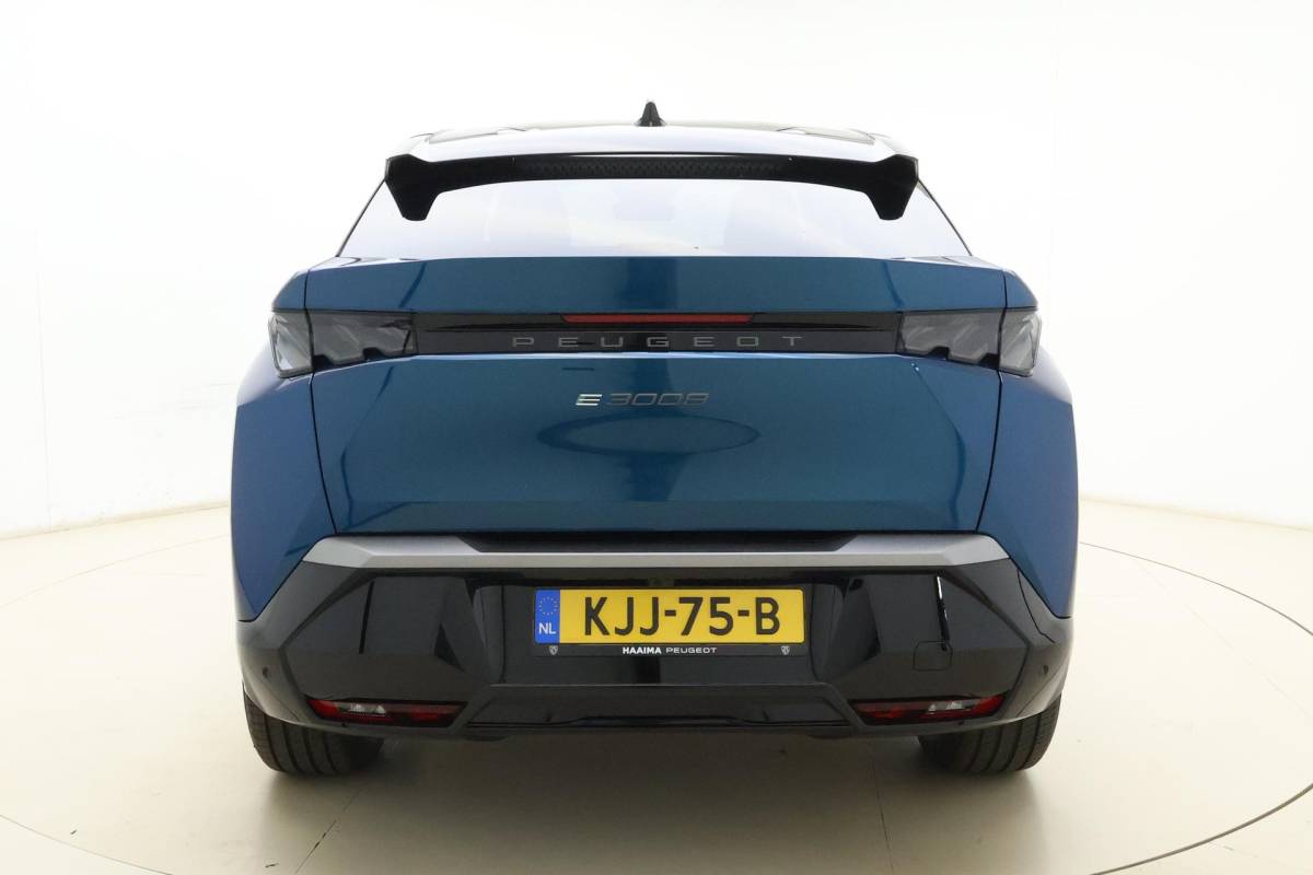 Peugeot e-3008 Peugeot e-3008 GT Avantage 210 73 kWh | Stoelverwarming voor/achter | 360 graden camera | Lederen/Alcantara bekleding | Apple/Android Carplay | Vehicle to load | Dodehoekdetectie | Autonomous emergency braking | Climate control | Memory seats | Stuurbediening | Navigatie