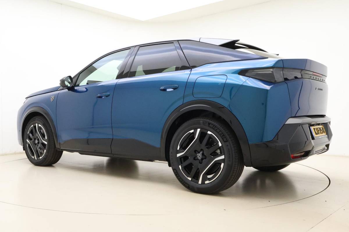 Peugeot e-3008 Peugeot e-3008 GT Avantage 210 73 kWh | Stoelverwarming voor/achter | 360 graden camera | Lederen/Alcantara bekleding | Apple/Android Carplay | Vehicle to load | Dodehoekdetectie | Autonomous emergency braking | Climate control | Memory seats | Stuurbediening | Navigatie