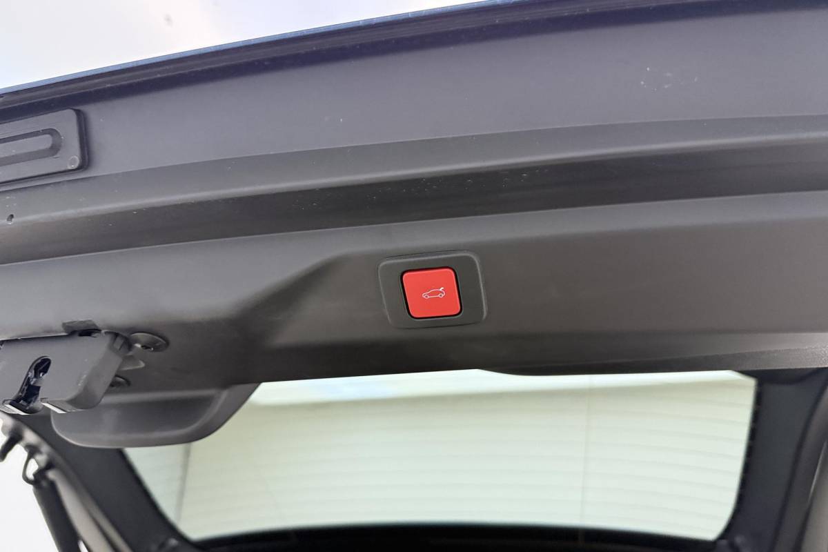 Peugeot e-3008 Peugeot e-3008 GT Avantage 210 73 kWh | Stoelverwarming voor/achter | 360 graden camera | Lederen/Alcantara bekleding | Apple/Android Carplay | Vehicle to load | Dodehoekdetectie | Autonomous emergency braking | Climate control | Memory seats | Stuurbediening | Navigatie