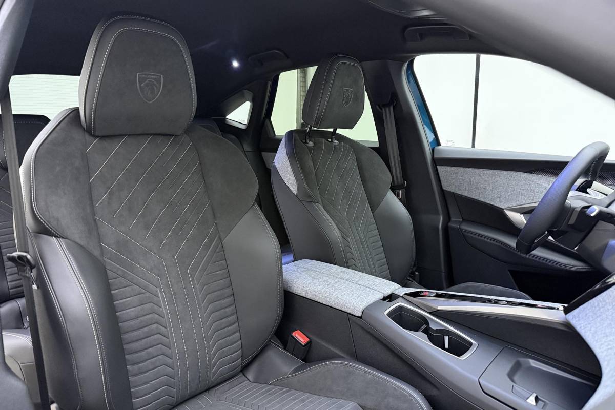 Peugeot e-3008 Peugeot e-3008 GT Avantage 210 73 kWh | Stoelverwarming voor/achter | 360 graden camera | Lederen/Alcantara bekleding | Apple/Android Carplay | Vehicle to load | Dodehoekdetectie | Autonomous emergency braking | Climate control | Memory seats | Stuurbediening | Navigatie