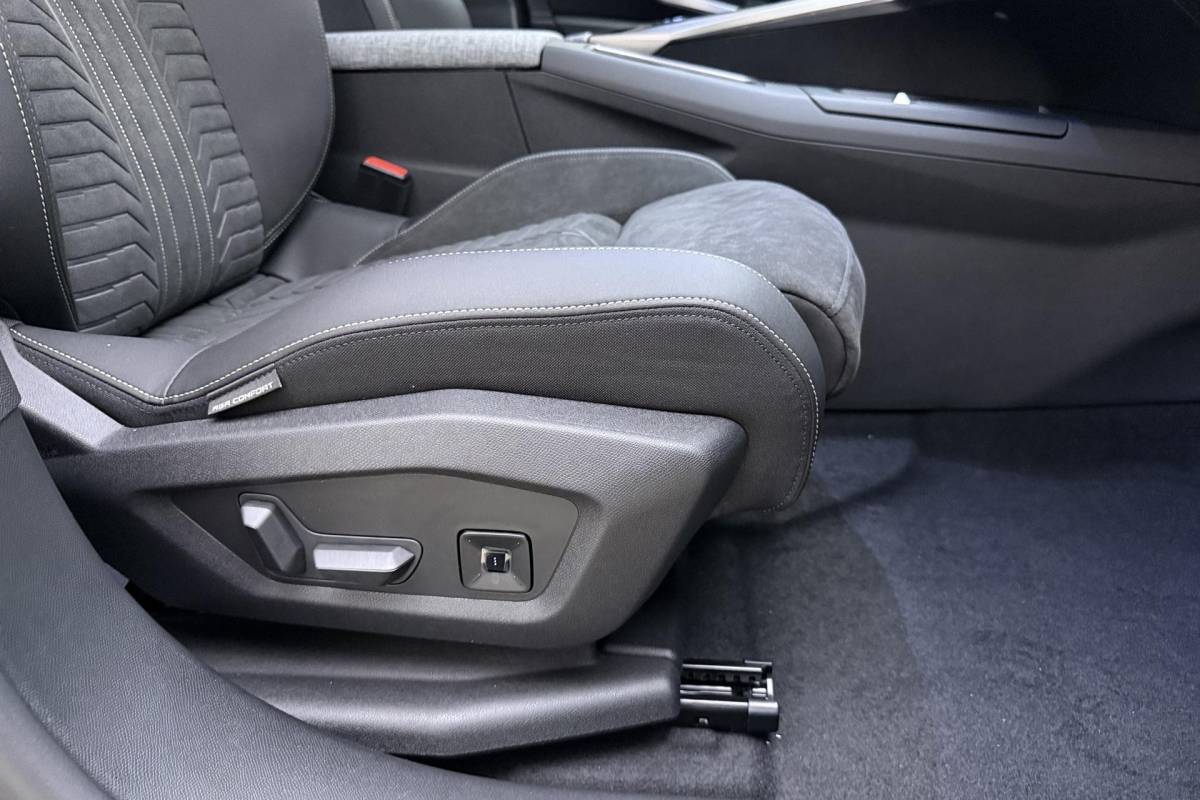 Peugeot e-3008 Peugeot e-3008 GT Avantage 210 73 kWh | Stoelverwarming voor/achter | 360 graden camera | Lederen/Alcantara bekleding | Apple/Android Carplay | Vehicle to load | Dodehoekdetectie | Autonomous emergency braking | Climate control | Memory seats | Stuurbediening | Navigatie