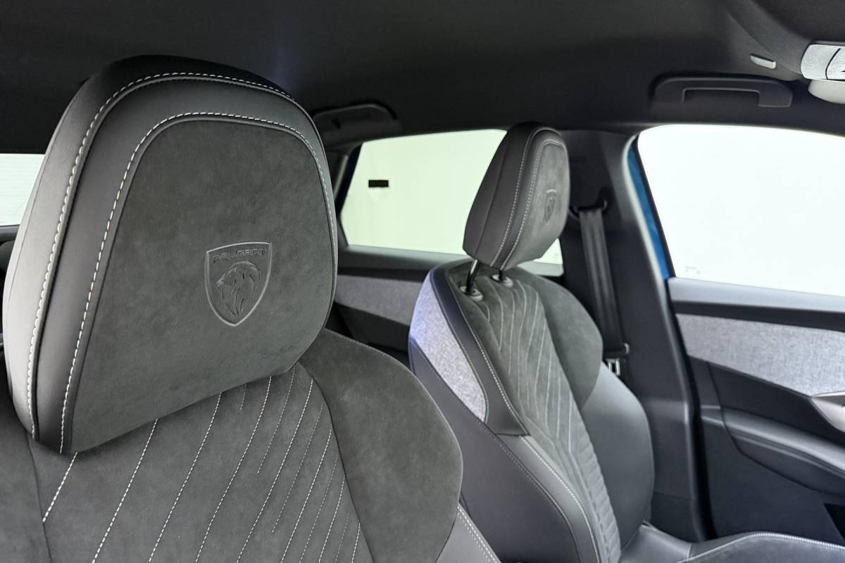 Peugeot e-3008 Peugeot e-3008 GT Avantage 210 73 kWh | Stoelverwarming voor/achter | 360 graden camera | Lederen/Alcantara bekleding | Apple/Android Carplay | Vehicle to load | Dodehoekdetectie | Autonomous emergency braking | Climate control | Memory seats | Stuurbediening | Navigatie