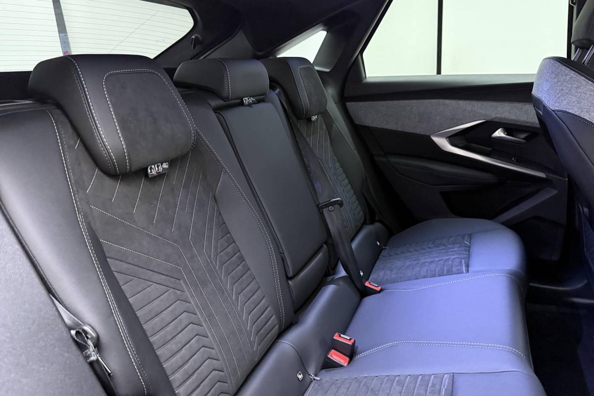 Peugeot e-3008 Peugeot e-3008 GT Avantage 210 73 kWh | Stoelverwarming voor/achter | 360 graden camera | Lederen/Alcantara bekleding | Apple/Android Carplay | Vehicle to load | Dodehoekdetectie | Autonomous emergency braking | Climate control | Memory seats | Stuurbediening | Navigatie