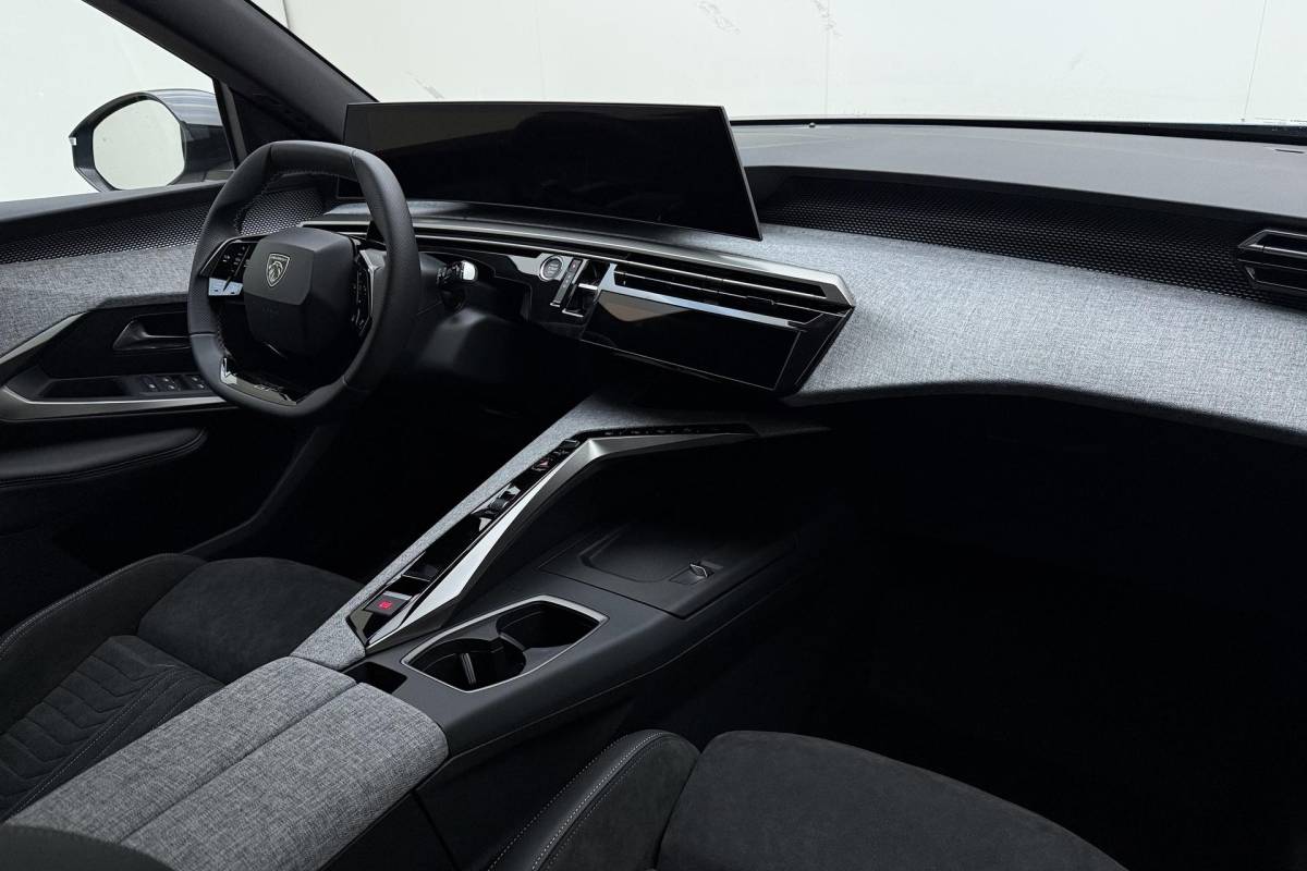 Peugeot e-3008 Peugeot e-3008 GT Avantage 210 73 kWh | Stoelverwarming voor/achter | 360 graden camera | Lederen/Alcantara bekleding | Apple/Android Carplay | Vehicle to load | Dodehoekdetectie | Autonomous emergency braking | Climate control | Memory seats | Stuurbediening | Navigatie