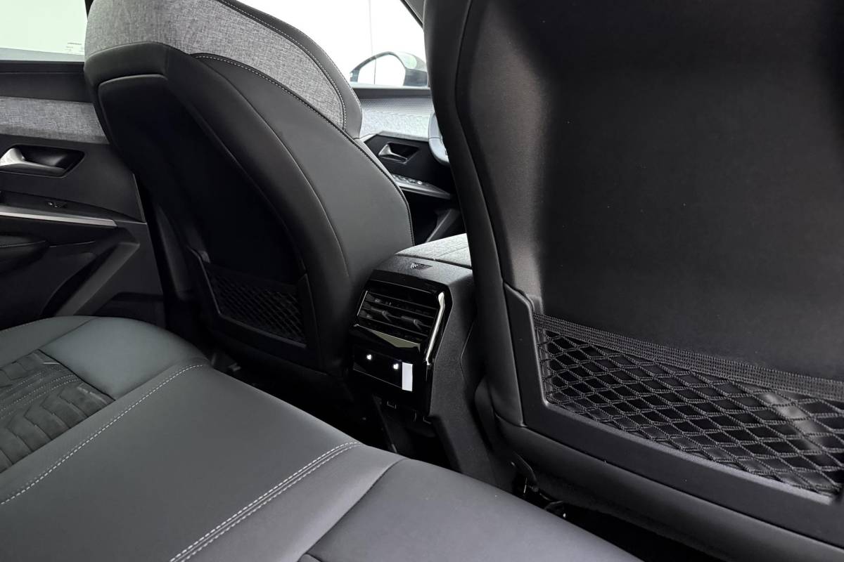 Peugeot e-3008 Peugeot e-3008 GT Avantage 210 73 kWh | Stoelverwarming voor/achter | 360 graden camera | Lederen/Alcantara bekleding | Apple/Android Carplay | Vehicle to load | Dodehoekdetectie | Autonomous emergency braking | Climate control | Memory seats | Stuurbediening | Navigatie