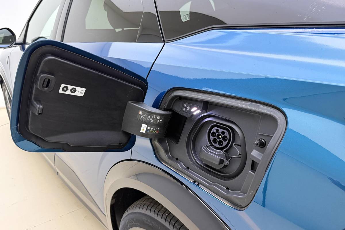 Peugeot e-3008 Peugeot e-3008 GT Avantage 210 73 kWh | Stoelverwarming voor/achter | 360 graden camera | Lederen/Alcantara bekleding | Apple/Android Carplay | Vehicle to load | Dodehoekdetectie | Autonomous emergency braking | Climate control | Memory seats | Stuurbediening | Navigatie