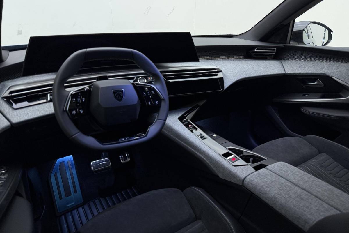 Peugeot e-3008 Peugeot e-3008 GT Avantage 210 73 kWh | Stoelverwarming voor/achter | 360 graden camera | Lederen/Alcantara bekleding | Apple/Android Carplay | Vehicle to load | Dodehoekdetectie | Autonomous emergency braking | Climate control | Memory seats | Stuurbediening | Navigatie