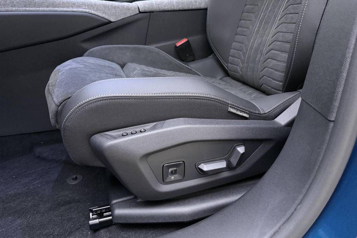 Peugeot e-3008 Peugeot e-3008 GT Avantage 210 73 kWh | Stoelverwarming voor/achter | 360 graden camera | Lederen/Alcantara bekleding | Apple/Android Carplay | Vehicle to load | Dodehoekdetectie | Autonomous emergency braking | Climate control | Memory seats | Stuurbediening | Navigatie